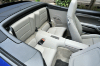 大人が座るのには無理があるが、手荷物スペースとしては非常に使い勝手のいいリアシート。
（写真をクリックするとバックレストの倒れるさまが見られます）
