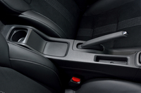 “本格スポーツカー”を目指したという「S660」。室内の収納スペースは、センターコンソールのドリンクホルダーやトレイ類など、ごくわずか。
    