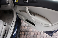 細部まで手を抜かずデザインされていることがうかがえるドアパネルとサイドシルプレート。3リッターモデルには、手をさしのべると自動的に点灯するフロントドアポケットライトが備わる。