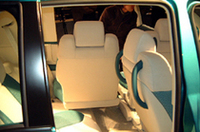 
	後席乗降時につかまるハンドルや、助手席横の手すりなど、至る所に乗降時のアシストを考えたアイテムが備わる
	 