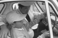 こどもの国の発行する「運転免許証」は小学5年生から取得が可能。免許証を取得すると、コース内を1人で運転することが許された。
    