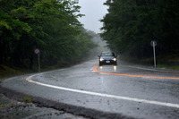 今回のマイナーチェンジでは、ステアリングアシスト機構に電動パワーステアリングを採用したこともトピックとなっている。
    