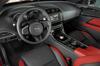 「XE」にはインテリアやエクステリア、装備などの違いによって「ピュア」「プレステージ」「ポートフォリオ」「Rスポーツ」「S」という5種類の仕様が用意される。写真は3リッターV6エンジンを搭載する「XE S」のインテリア。スポーティーさが強調されている。
    