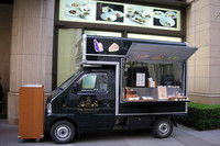 おっと、これも軽。高級ホテル脇のパニーニ屋台。日比谷で。
