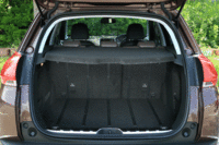 ラゲッジルームは、リアシートを立てた状態で360リッター、たたんだ状態で1172リッターの容量を確保。リアシートの格納はシングルフォールディング式となる。（写真をクリックするとシートの倒れる様子が見られます）
    