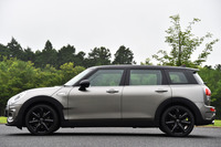 
	「MINIクラブマン」の全長は4270mmでホイールベースは2670mm。ともに、MINIのラインナップでは最長となっている。
	