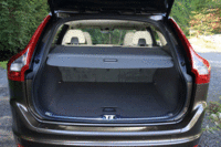 「ボルボXC60クラシック」のラゲッジルーム。後席はもちろん、助手席の背もたれを前方に倒すことでさらに容量を増やすことができる。フロアボードには、小さな荷物を安定させるためのフラップボードも備わる。（写真をクリックするとシートの倒れる様子が見られます）