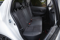 定員3人の後席。前席同様、シートの表皮はコンビ柄で、赤と銀のステッチも入れられる。
    