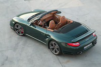 【スペック】ポルシェ911ターボカブリオレ：全長×全幅×全高＝4450×1852×1300mm／ホイールベース＝2350mm／車重＝1645kg／駆動方式＝4WD／3.8リッター水平対向6DOHC24バルブ（500ps/6000rpm、66.3kgm/1950-5000rpm）（欧州仕様車）