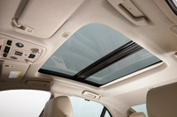 かつては「ラグジュアリー」や「エレガンス」といったグレードも用意されていたが、現在の日本仕様のラインナップは「プレミアム」のみ。電動スライディングルーフなどが装備された上級グレードとなる。