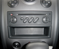 これは、純正オーディオ仕様のメガーヌ。上のオーディオ部分と、下の小物入れの間に仕切り板があるのわかりますか。