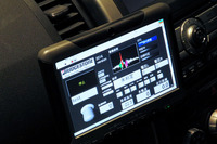 インストゥルメントパネルに装着された専用ディスプレイ。中央上段のモニターに加速度センサーが検知した振動の変化が、その下の枠に路面状態の判定結果が表示される（写真で「未判定」と表示されている枠）。