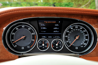 速度計（右）には340km/hまで記される。動力性能は0-100km/hが4.6秒で、最高速が322km/h。