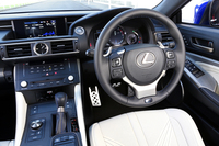 コックピットの様子。デザインの基本は、V6エンジンを搭載する「RC350」やハイブリッドモデル「RC300h」と同じだが、専用のステアリングホイールやメーター、ブルーのステッチなどが与えられる。