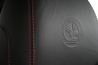 前席のヘッドレスト。AMGエンブレムの型押しが施されている。
    