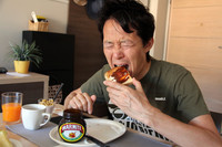 マーマイトを塗ったトーストを食べる筆者。