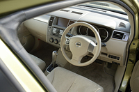 インテリアや装備は、1.5リッターのトップグレードと同じ。シート表皮はアルカンターラと本革のコンビネーションだ。