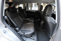 2列目シートは、リアのホイールハウスを避けるためにV字型にスライドする。（写真をクリックするとシートスライドの様子が見られます）