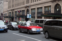 上海を代表する高級ホテル・和平飯店の前で、「サンタナ」のタクシー。