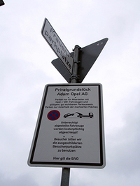 「従業員のオペル車、GM車以外は駐車禁止」の標識。レッカーされている車両が初代「フォルクスワーゲン・ゴルフ」に見えてしまうのは筆者だけか。