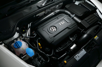 先代「ゴルフGTI」ゆずりの2リッター直4ターボエンジン。211ps、28.6kgmというアウトプットもそのままだ。
    