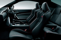 アルカンターラと本革のコンビシート。