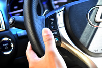 自動運転への切り替えボタンは、ステアリングホイールの左側スポークに設けられていた。