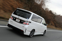 専用サスペンションの性能を引き出すべく、ボディー溶接のスポット増しや補強材の追加（計13カ所）を実施することで、ボディー剛性の向上が図られている。