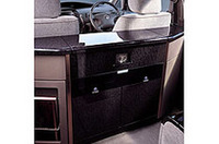 
	後部に備わる、黒木目調キャビネット。AC100ボルト電源を装備する。
	 