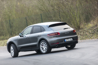 日本では2014年の後半に発売される見込み。
    