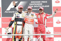 ふたりのブラジリアンに挟まれたウィナー、ルイス・ハミルトン。2位ネルソン・ピケJr（左）にとっては10レース目にして初ポディウム、3位フェリッペ・マッサは今年6度目の表彰台。（写真＝Mercedes Benz）