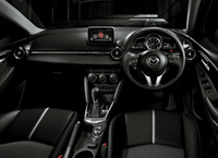 「ブラックレザーリミテッド」のインストゥルメントパネルまわり。