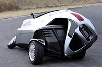 
	最大45度まで傾斜する車体。なおメンテナンス時には、このようにしてエンジンルームにアクセスする。
	 