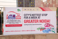 会場が位置するグレータノイダの街を飾る「デリーオートエキスポ2016」の看板。