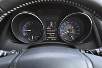 メーターは2眼式。中央に4.2インチのTFTカラーディスプレイが備わる。