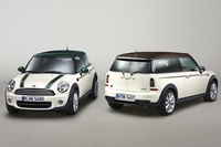 「MINI」の「グリーン・パーク」装着車（左）と、「MINIクラブマン」の「ハイド・パーク」装着車。
    