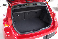 上下2段のフロアを持つ荷室。5人乗車時の容量は先代モデル（354リッター）とほぼ同等の360リッター。6：4分割可倒式の後席を倒すことでさらに拡大することもできる。