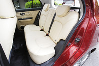 テスト車「12LX」のシートは、6：4の分割可倒式。よりリーズナブルなグレードである「12ST」「12DX」ではベンチタイプの可倒式となる。