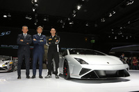 フランクフルトショーで「ガヤルドLP570-4 スクアドラコルセ」を披露するヴィンケルマンCEO（写真中央）とレッジャーニ氏（一番左）。