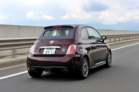 動力性能は0-100km/h加速が７秒で、最高速が225km/hと発表されている（欧州仕様の場合）。