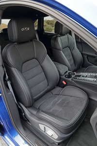 シートは「マカンGTS」の専用品。中央部がアルカンターラとなり、ヘッドレストに「GTS」のロゴが入る。