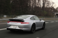 「カレラ4 GTS」は、0-100km/h加速が4.0秒、最高速度が302km/hという動力性能を実現している。
    