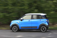 「スプラッシュブルーメタリック」の車体色にオプションの「デザインフィルムトップ（クリスタル調／ホワイト）」を組み合わせた「アクティバGターボ“SA II”」。