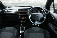 水平ラインを基調に機能美を追求したという、運転席まわり。トランスミッションは、NAの「DS シック」が4段ATで、ターボの「DS スポーツシック」が6段MTとなる。ハンドル位置はいずれも右のみ。