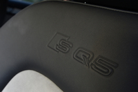 シートの背もたれ上部にも、「SQ5」のロゴが入れられる。
    