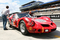 右サイドを破損して顔をこわばらせたチーム。クルマはエンジニアとして有名なジオット・ビッザリーニによる貴重な「フェラーリ250GT ブレッドバン」（61年）