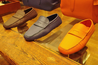 「レクサスLFA」のシートレザー素材で作られたドライビングシューズ。「ブラッキッシュブラウン」「ブルー」「オレンジ」「ボルドー」の4色が用意される。