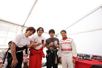 2位の実感がないまま、賞品を受け取る3人。微妙な表情をしています。