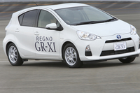 ミニコースで、パイロンスラロームを行う「トヨタ・アクア」。
    