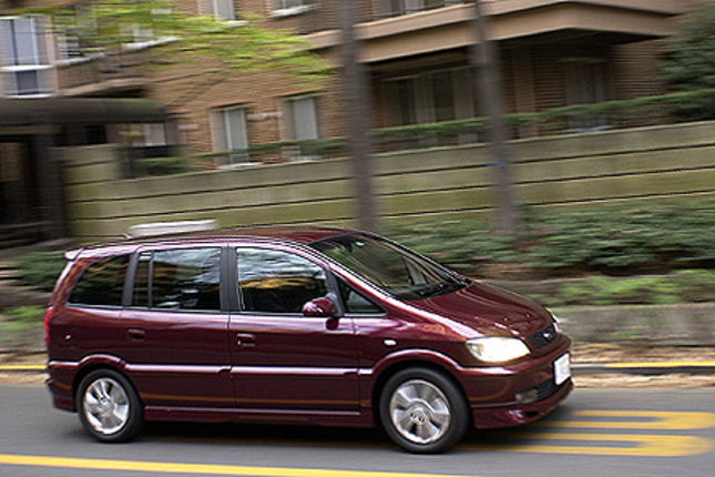 【スペック】全長×全幅×全高＝4315×1740×1630mm/ホイールベース＝2695mm/車重＝1480kg/駆動方式＝FF/2.2リッター直4DOHC16バルブ（147ps/5800rpm、20.7kgm/4000rpm）/車両本体価格＝246.0万円